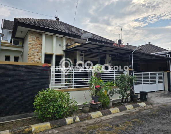 Lokasi terbaik! Rumah siap huni disewakan di Colomadu LB 90m2 Lokasi terbaik! Rumah siap huni disewakan di Colomadu LB 90m2