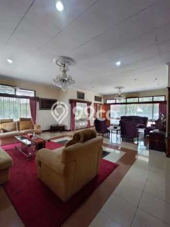 Ready to Use! Premium House LT 2363m2 Desain Elegan di Kemang Ready to Use! Premium House LT 2363m2 Desain Elegan di Kemang