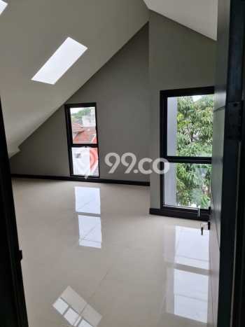 PENAWARAN TERBAIK! Rumah Strategis area BSD, Luas 135m² Bangunan 330m² PENAWARAN TERBAIK! Rumah Strategis area BSD, Luas 135m² Bangunan 330m²