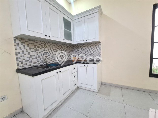 Rumah Elit LB 180m2 Siap Pakai Desain Elegan di Kemanggisan, Jakarta Barat Rumah Elit LB 180m2 Siap Pakai Desain Elegan di Kemanggisan, Jakarta Barat