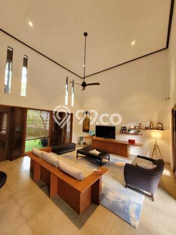 Rumah Lokasi Strategis di Hegarmanah, Bandung, Luas 550m2m² Bangunan 350m2m² Rumah Lokasi Strategis di Hegarmanah, Bandung, Luas 550m2m² Bangunan 350m2m²