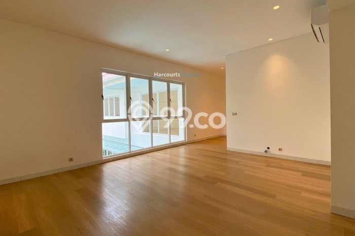 Sewa Rumah Nyaman LT 650m2 / LB 800m2 di SCBD, Jakarta Selatan Sewa Rumah Nyaman LT 650m2 / LB 800m2 di SCBD, Jakarta Selatan