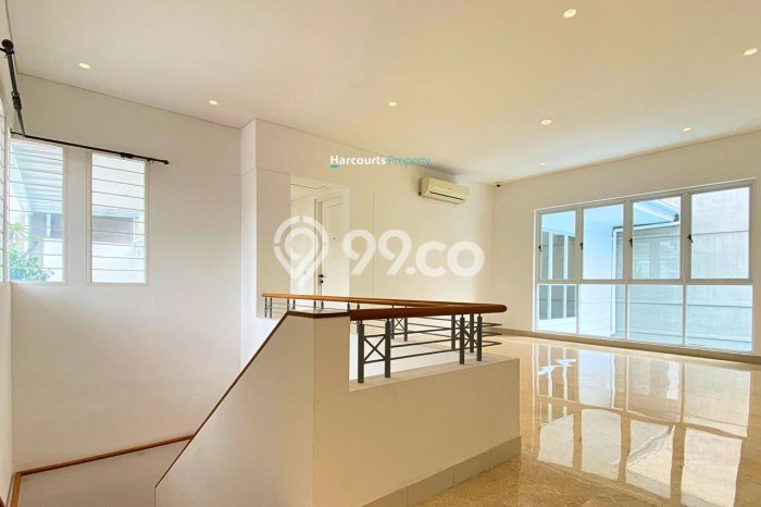 Sewa Rumah Nyaman LT 650m2 / LB 800m2 di SCBD, Jakarta Selatan Sewa Rumah Nyaman LT 650m2 / LB 800m2 di SCBD, Jakarta Selatan
