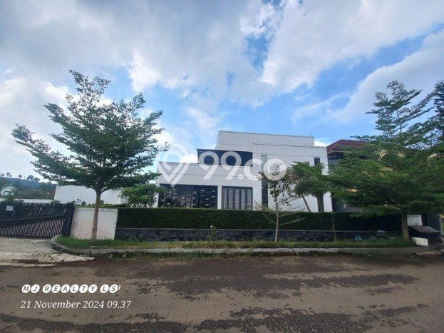 Jual Rumah Luas Megah Dengan View Eksklusif di Geger Kalong, Bandung Jual Rumah Luas Megah Dengan View Eksklusif di Geger Kalong, Bandung