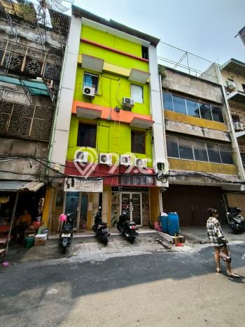 KEUNTUNGAN BERLIPAT! Ruko di , Luas 216m2m², Pusat Komersial KEUNTUNGAN BERLIPAT! Ruko di , Luas 216m2m², Pusat Komersial