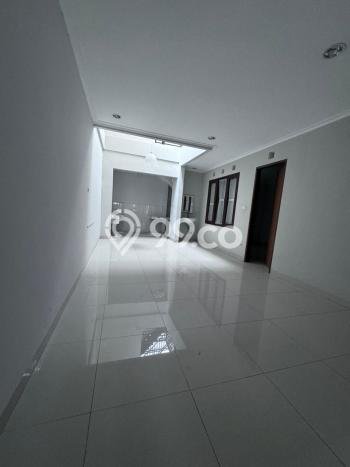 Disewakan! Rumah 6 Kamar Tidur &
5 Kamar Mandi di Setra Duta, Bandung Disewakan! Rumah 6 Kamar Tidur &
5 Kamar Mandi di Setra Duta, Bandung