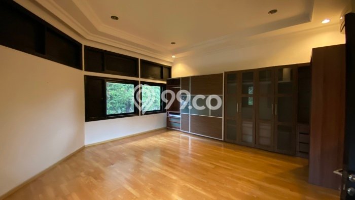 LOKASI STRATEGIS! Rumah di , Dekat Stasiun, 4 KT, Luas 650m2m² LB 700m2m² LOKASI STRATEGIS! Rumah di , Dekat Stasiun, 4 KT, Luas 650m2m² LB 700m2m²