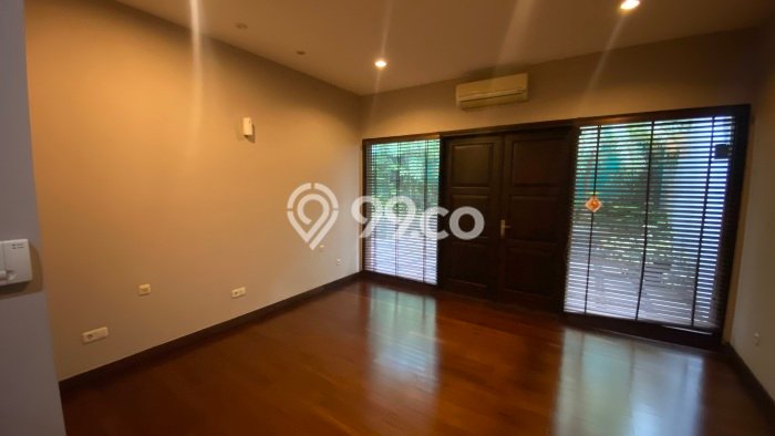 Disewakan Rumah Strategis LT 450m2 / LB 500m2 di Senopati, Jakarta Selatan Disewakan Rumah Strategis LT 450m2 / LB 500m2 di Senopati, Jakarta Selatan
