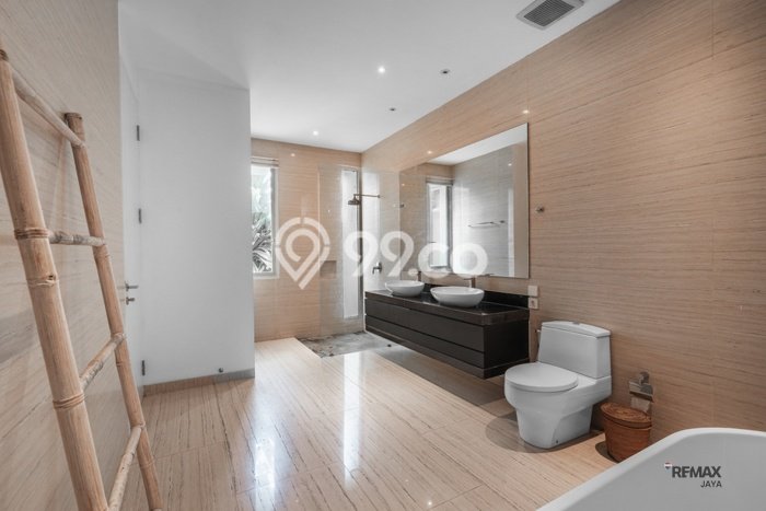 FOR SALE! Vila Kawasan , Luas 570m2m², Dekat ke Pusat Kota FOR SALE! Vila Kawasan , Luas 570m2m², Dekat ke Pusat Kota