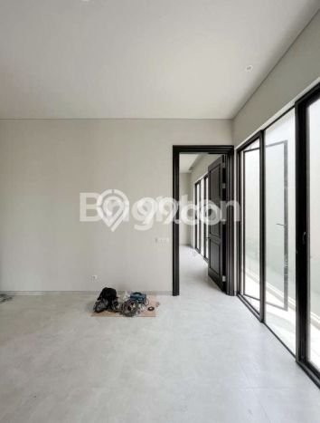For Sale! Premium House LT 150m2 Desain Modern di Manyar For Sale! Premium House LT 150m2 Desain Modern di Manyar