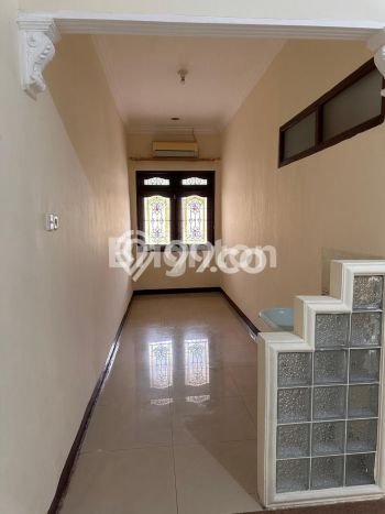 Rumah Mewah LB 350m2 Siap Pakai Desain Elegan di Manyar, Surabaya Rumah Mewah LB 350m2 Siap Pakai Desain Elegan di Manyar, Surabaya