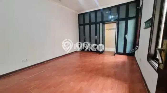 Jual Rumah Mewah Elegan Dengan View Eksklusif di Kedung Baruk, Surabaya Jual Rumah Mewah Elegan Dengan View Eksklusif di Kedung Baruk, Surabaya