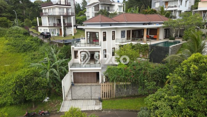Ready to Use! Luxury House LT 696m2 Desain Modern di Sentul Ready to Use! Luxury House LT 696m2 Desain Modern di Sentul