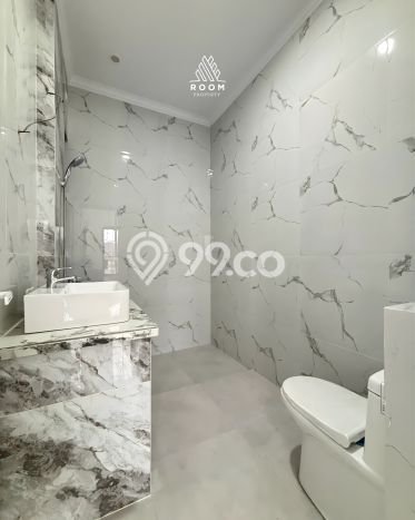Rumah Elit Modern Tanpa Renovasi di Joglo Jakarta Barat Rumah Elit Modern Tanpa Renovasi di Joglo Jakarta Barat