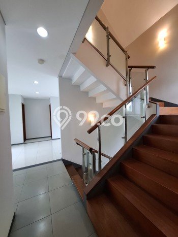 Sewa Rumah Nyaman LT 270m2 / LB 400m2 di Menteng Dalam, Jakarta Selatan Sewa Rumah Nyaman LT 270m2 / LB 400m2 di Menteng Dalam, Jakarta Selatan