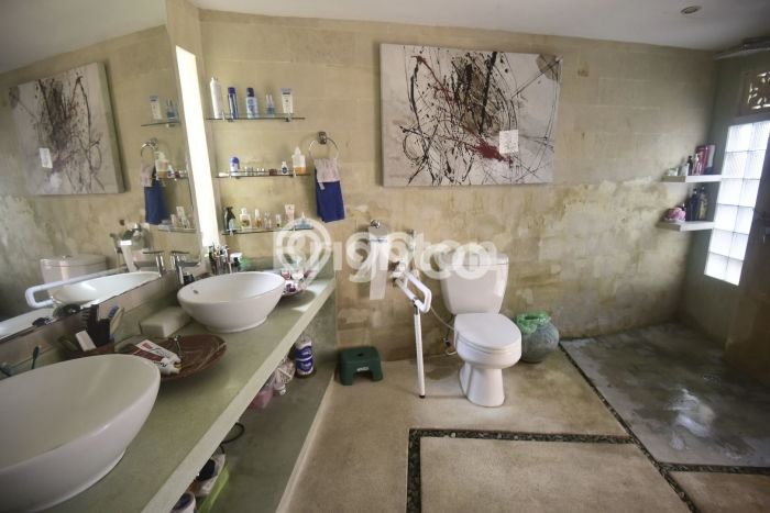 Rumah Mewah LB 650m2 Siap Huni Desain Elegan di Mumbul, Badung Rumah Mewah LB 650m2 Siap Huni Desain Elegan di Mumbul, Badung