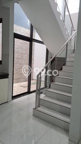 Ruko Kawasan Sudirman, Luas 400m², Jalan Utama, Area Ramai Ruko Kawasan Sudirman, Luas 400m², Jalan Utama, Area Ramai