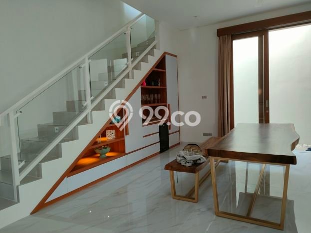 Rumah Premium di , 4 KM, Lingkungan Nyaman, LT 300m2m² LB 500m2m² Rumah Premium di , 4 KM, Lingkungan Nyaman, LT 300m2m² LB 500m2m²