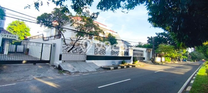 Hunian Mewah LB 710m2 Siap Huni Desain Elegan di Rawamangun, Jakarta Timur Hunian Mewah LB 710m2 Siap Huni Desain Elegan di Rawamangun, Jakarta Timur