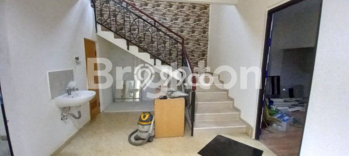 Jual Rumah Luas Elegan Dengan View Cantik di Kemanggisan, Jakarta Barat Jual Rumah Luas Elegan Dengan View Cantik di Kemanggisan, Jakarta Barat