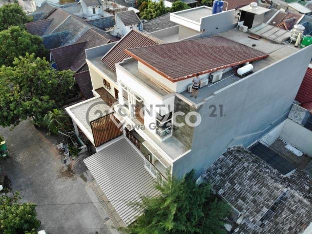 Jual Rumah Mewah Megah Dengan View Eksklusif di Taman Royal, Tangerang Jual Rumah Mewah Megah Dengan View Eksklusif di Taman Royal, Tangerang