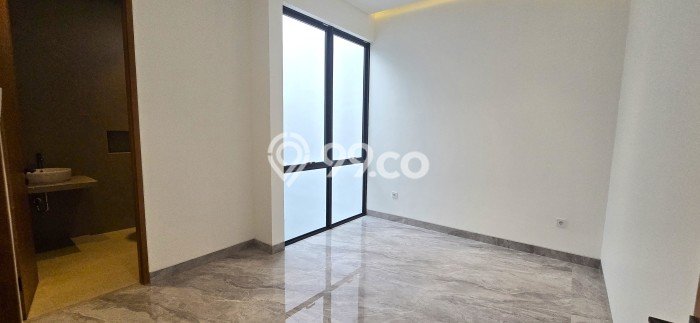 Rumah Strategis LT 212m² / LB 300m² di BSD, Dekat Pusat Kota, Tangerang Selatan Rumah Strategis LT 212m² / LB 300m² di BSD, Dekat Pusat Kota, Tangerang Selatan