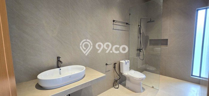 Rumah Strategis LT 212m² / LB 300m² di BSD, Dekat Pusat Kota, Tangerang Selatan Rumah Strategis LT 212m² / LB 300m² di BSD, Dekat Pusat Kota, Tangerang Selatan