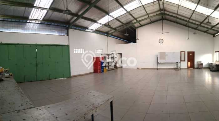 KAWASAN PREMIUM! Gudang di Lembang, Luas 1710m², Jalan Strategis KAWASAN PREMIUM! Gudang di Lembang, Luas 1710m², Jalan Strategis
