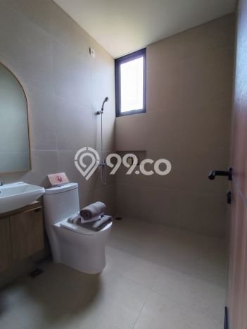 For Sale Rumah 5 Kamar Lokasi Strategis Nyaman dan Strategis di BSD For Sale Rumah 5 Kamar Lokasi Strategis Nyaman dan Strategis di BSD