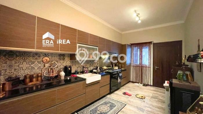 Rumah Elit LB 250m2 Siap Huni Desain Elegan di Gentan, Sukoharjo Rumah Elit LB 250m2 Siap Huni Desain Elegan di Gentan, Sukoharjo
