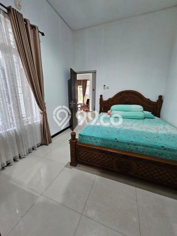 Lokasi strategis! Rumah siap pakai disewakan di Tembalang LB 250m2 Lokasi strategis! Rumah siap pakai disewakan di Tembalang LB 250m2