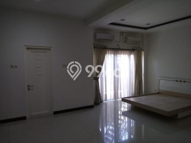 Rumah Tenang di , 2 KM, Luas 221m2m² LB 210m2m² Rumah Tenang di , 2 KM, Luas 221m2m² LB 210m2m²