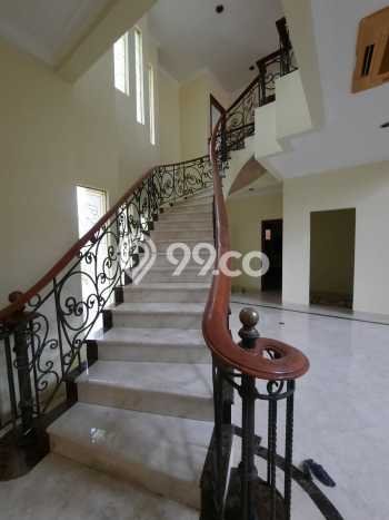 Rumah Mewah LB 800m2 Siap Huni Desain Elegan di Raffles Hills, Jakarta Timur Rumah Mewah LB 800m2 Siap Huni Desain Elegan di Raffles Hills, Jakarta Timur