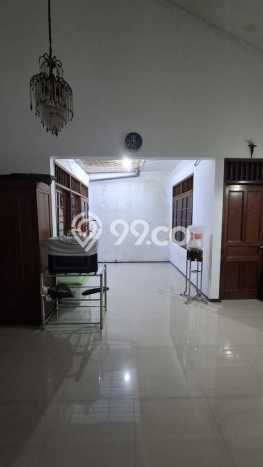 Lokasi strategis! Rumah siap pakai disewakan di Dukuh Pakis LB 200m2 Lokasi strategis! Rumah siap pakai disewakan di Dukuh Pakis LB 200m2