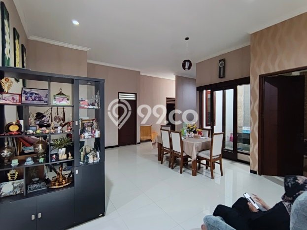 Hunian Cantik Modern Lb 210m2 di Wiyung, Surabaya Hunian Cantik Modern Lb 210m2 di Wiyung, Surabaya
