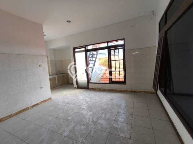 Unit Ruko Dijual di Surabaya LT 699m2 & LB 1800m2 Unit Ruko Dijual di Surabaya LT 699m2 & LB 1800m2