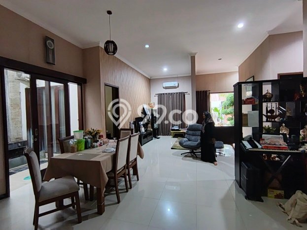 Hunian Cantik Modern Lb 210m2 di Wiyung, Surabaya Hunian Cantik Modern Lb 210m2 di Wiyung, Surabaya