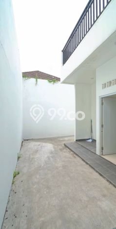 Rumah Luas Asri 3 KT Siap Pakai di Meruya Jakarta Barat Rumah Luas Asri 3 KT Siap Pakai di Meruya Jakarta Barat