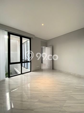 Rumah Elit Modern Tanpa Renovasi di Pakuwon City Surabaya Rumah Elit Modern Tanpa Renovasi di Pakuwon City Surabaya