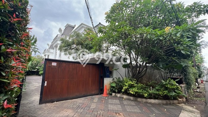 Disewakan! Rumah 4 Kamar Tidur &
4 Kamar Mandi di Kemang, Jakarta Selatan Disewakan! Rumah 4 Kamar Tidur &
4 Kamar Mandi di Kemang, Jakarta Selatan