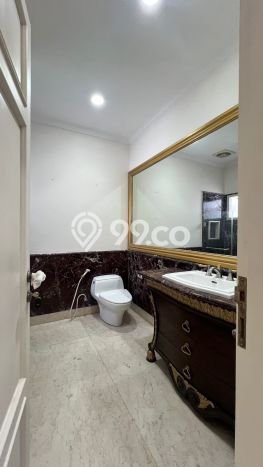 Rumah Kondisi Baik Disewakan di Kemang, Jakarta Selatan LT 700m2, LB 576m2 Rumah Kondisi Baik Disewakan di Kemang, Jakarta Selatan LT 700m2, LB 576m2