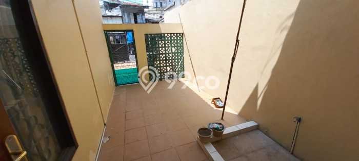 SPECIAL OFFER! Rumah area Pulo Gadung, 3 KT, Lingkungan Asri, Luas 180m² Bangunan 220m² SPECIAL OFFER! Rumah area Pulo Gadung, 3 KT, Lingkungan Asri, Luas 180m² Bangunan 220m²