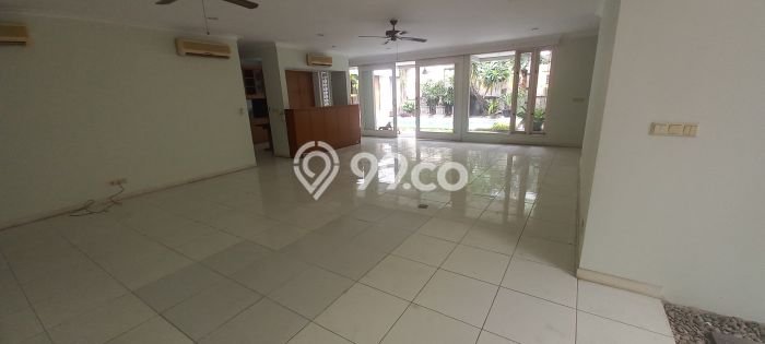 Rumah area Senayan, Dekat Stasiun, 5 KM, Luas 450m² LB 400m² Rumah area Senayan, Dekat Stasiun, 5 KM, Luas 450m² LB 400m²
