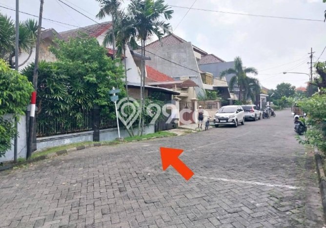For Sale! Luxury House LT 240m2 Desain Elegan di Surabaya Kota For Sale! Luxury House LT 240m2 Desain Elegan di Surabaya Kota