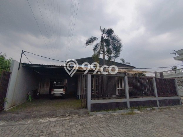 Hunian Mewah LB 900m2 Siap Pakai Desain Elegan di Sleman, Yogyakarta Hunian Mewah LB 900m2 Siap Pakai Desain Elegan di Sleman, Yogyakarta