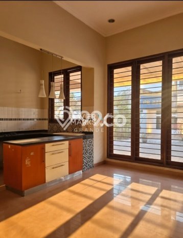 Rumah Mewah Siap Huni LT 232m2 di Tenggilis Mejoyo, Surabaya Rumah Mewah Siap Huni LT 232m2 di Tenggilis Mejoyo, Surabaya