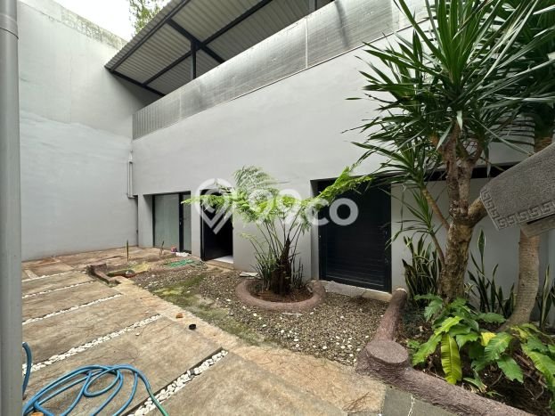 Rumah Nyaman dengan Luas Tanah 314m2m² dan Luas Bangunan 350m2m² di Area , Bandung Rumah Nyaman dengan Luas Tanah 314m2m² dan Luas Bangunan 350m2m² di Area , Bandung