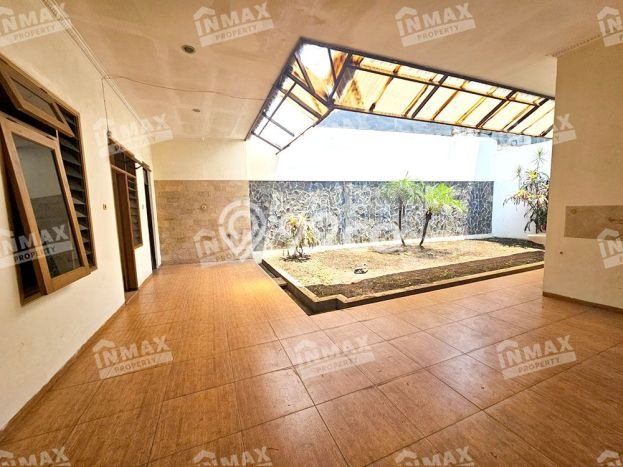 Rumah Asri area Buah-buahan, 1 KM, Lingkungan Strategis, LT 310m² LB 250m² Rumah Asri area Buah-buahan, 1 KM, Lingkungan Strategis, LT 310m² LB 250m²