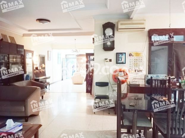 Rumah Elit LB 200m2 Siap Pakai Desain Elegan di Kendangsari, Surabaya Rumah Elit LB 200m2 Siap Pakai Desain Elegan di Kendangsari, Surabaya