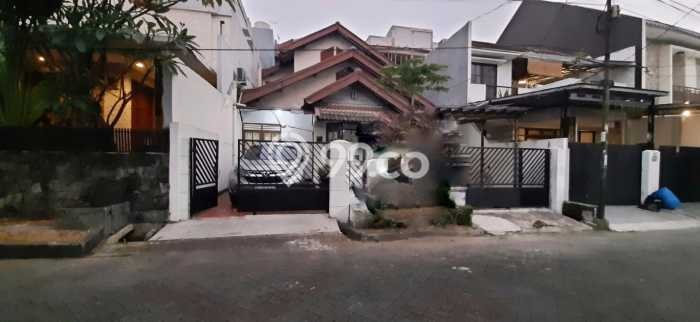 Rumah Minimalis di Bintaro, Jakarta Selatan, Luas 180m2m² Bangunan 200m2m² Rumah Minimalis di Bintaro, Jakarta Selatan, Luas 180m2m² Bangunan 200m2m²